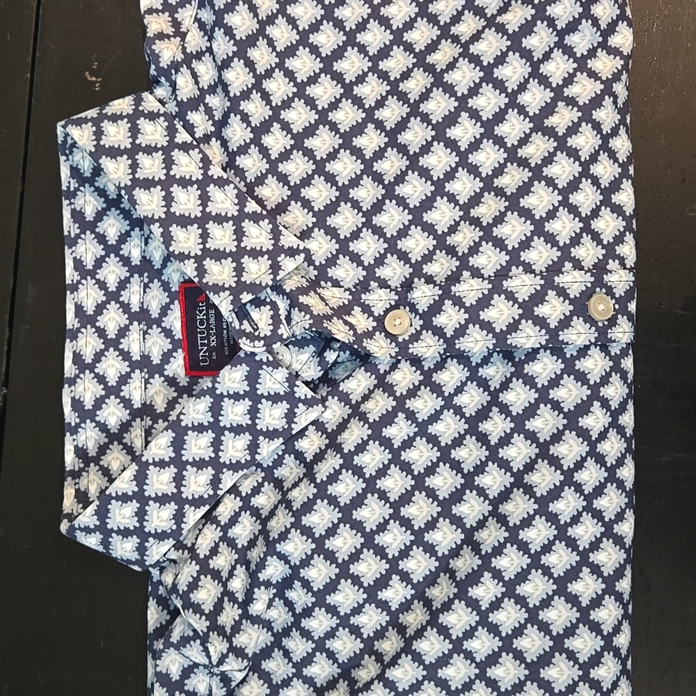 UNTUCKit Men's Navy and White Geometric Shirt Size XXL. Short Sleeves